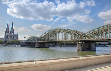 Köln: Blick auf die  Hohenzollernbrücke
