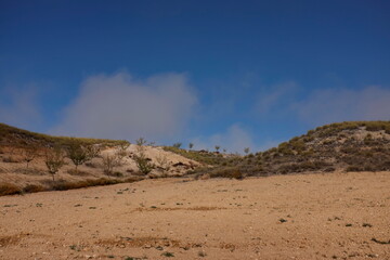 Paysage de montagne dans la brume matinale.