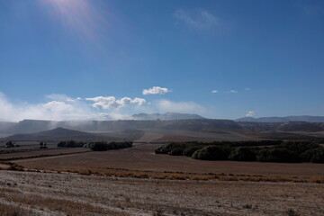 Paysage de montagne dans la brume matinale.