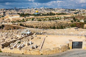Obraz premium Metropolitan Jerusalem panorama with Temple Mount and Old City with historic Jewish cemetery on slope of Mount of Olives in Israel