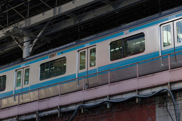 Fototapeta premium 新橋駅に電車が入る風景