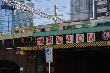 高さ制限を示す標識　新橋駅周辺の風景