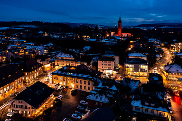 Naklejka premium kirche von kirchberg bern luftbild dämmerung im advent