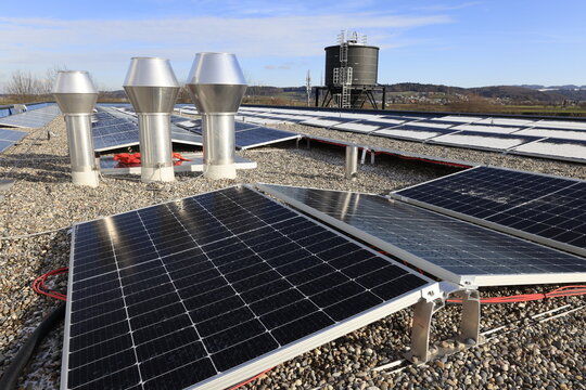 solarzellen industrie flachdach mit kamin