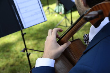 cello und notenständer im park