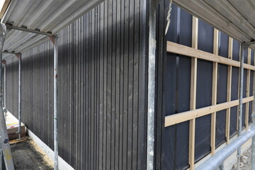 Obraz premium neubau gerüst holzfassade