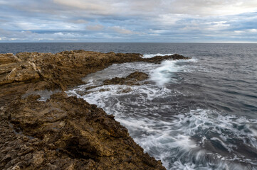 Paysage de la côte sauvage méditerranéenne de la Pointe Sainte-Hospice du cap Ferrat dans les Alpes-Maritimes en hiver le soir