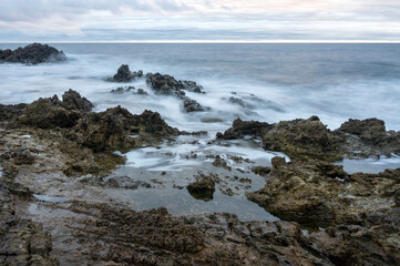 Paysage de la côte sauvage méditerranéenne de la Pointe Sainte-Hospice du cap Ferrat dans les Alpes-Maritimes en hiver le soir