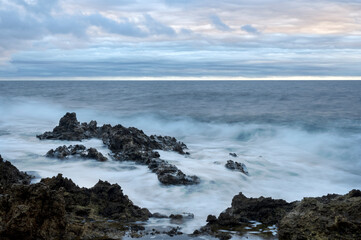 Paysage de la côte sauvage méditerranéenne de la Pointe Sainte-Hospice du cap Ferrat dans les Alpes-Maritimes en hiver le soir
