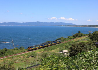 日本海と貨物列車