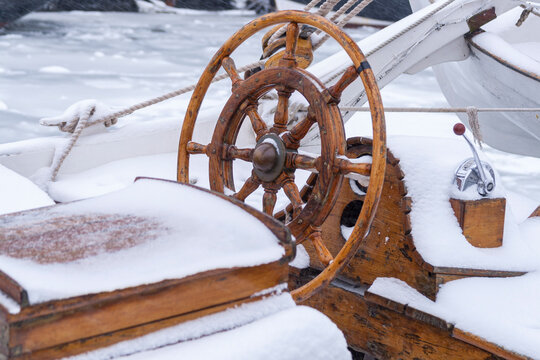 Segelboot vom Winter &uuml;berrascht
