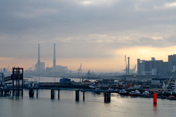 Obraz premium Vue du port du Havre dans la brume. Normandie. France.