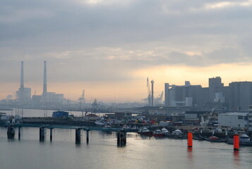 Fototapeta na wymiar Vue du port du Havre dans la brume. Normandie. France.