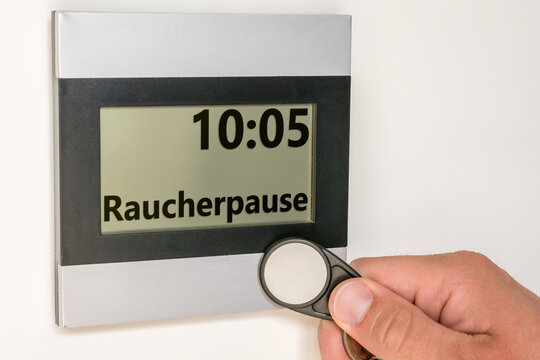 Stechuhr mit Uhrzeit und dem Wort f&uuml;r Raucherpause in deutscher Sprache