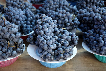 전통시장에는 다양한 싱싱한 음식들 생선들 약초 야채들이 판매합니다.