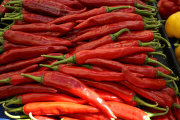 전통시장에는 신선한 고추가 판매합니다.