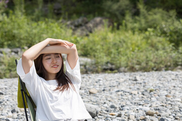 Obraz premium Woman camping on a riverbank