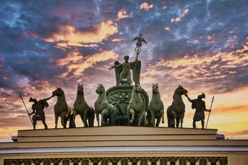 Obraz premium Estatua situada en la plaza del Hermitage en San Petersburgo (Rusia)