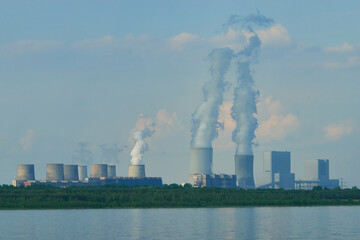 Blick über den Bärwalder see zum Kraftwerk Boxberg	