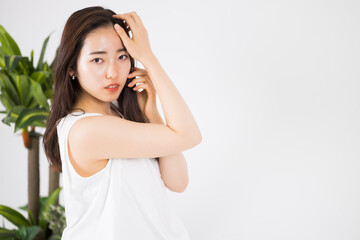 Naklejka premium Woman in white dress