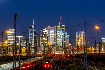 Frankfurt Skyline nächtliche Bahnhofsicht