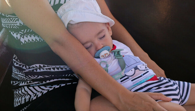 beb&eacute; durmiendo en el regazo de su madre