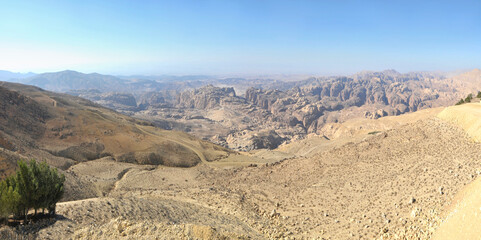 Fototapeta na wymiar View of the mountains hiding the rocky town of Petra 