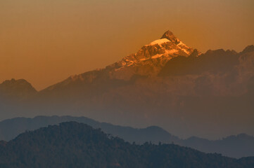Eerste licht op de berg Makalu, prachtig uitzicht op de Kanchenjunga-bergketen met het eerste daglicht erop, op de achtergrond, ochtendlicht, in Sikkim, India