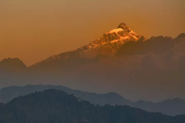 Poster Makalu Eerste licht op de berg Makalu, prachtig uitzicht op de Kanchenjunga-bergketen met het eerste daglicht erop, op de achtergrond, ochtendlicht, in Sikkim, India