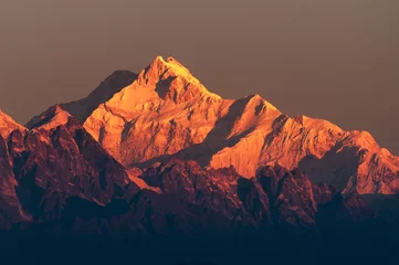 Foto op Plexiglas Kangchenjunga Mooi eerste licht van zonsopgang op de berg Kanchenjugha, Himalaya-gebergte, Sikkim, India. Oranje tint op de bergen bij dageraad.