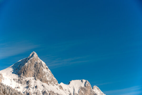 Schneebedeckter Gipel in den Alpen