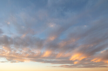 Fototapeta na wymiar Farbenprächtiger Sonnenuntergang mit von angestrahlten Wolken in den Farben rot, orange und gelb.