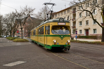 Karlsruhe, Deutschland: historische Straßenbahnen in der Stadt