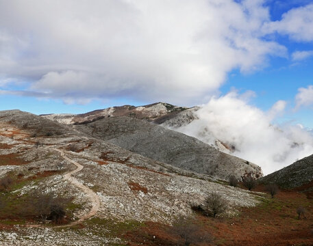 bel panorama dei laziali  monti Aurunci tra le nuvole
