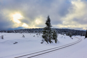 Winterlandschaft im Harz an Bahngleisen