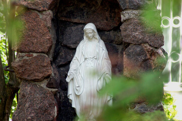 Kapliczka z figurą Maryi