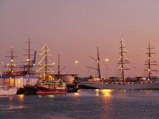Fototapeta na wymiar Segelschiffe im Hafen von Las Palmas mit Lichtern geschmückt
