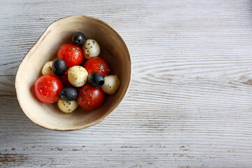 木製テーブルに置いたモッツァレラチーズのサラダ