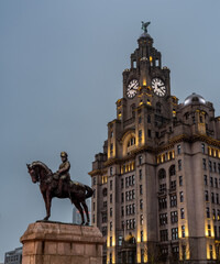 Obraz premium Edward VII Statue at Pier Head Liverpool - Liver Building in background