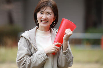メガホンを持ち応援する女性