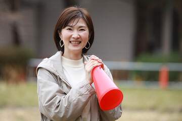 メガホンを持ち応援する女性