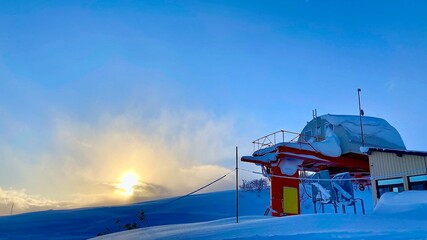 北海道のグランヒラフスキー場の赤いリフトと夕焼けが見える風景