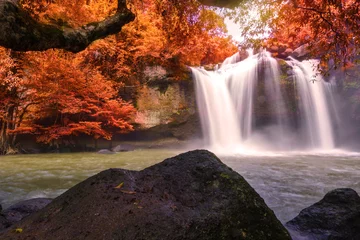 Selbstklebende Fototapeten Schöner Wasserfall mit Sonnenlicht im Dschungel, Wasserfall Haew Suwat in der Provinz Khao Yai Nakhonratchasima © CasanoWa Stutio