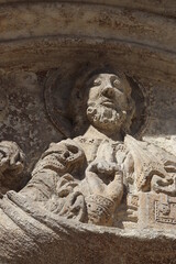 Fototapeta premium Heiliger romanische Skulptur am Eingangsportal der Kirche St. Ulrich in Regensburg