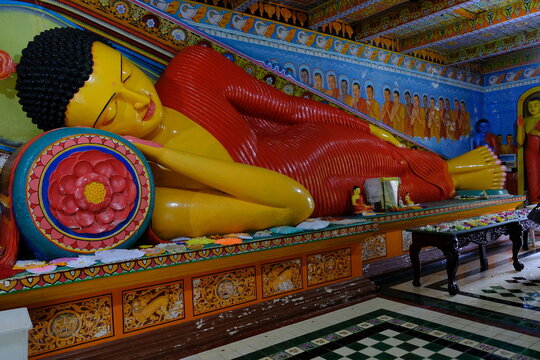 Sri Lanka Anuradhapura - Isurumuniya Rajamaha Viharaya Reclining buddha statue