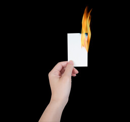 燃えたカードを持つ手