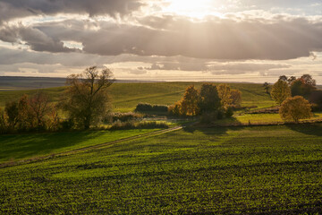 Obraz premium Landschaft am Haßbertrauf beim Fachwerkdorf Nassach im Naturpark Haßberge, Gemeinde Aidhausen, Landkreis Haßberge, Unterfranken, Franken, Deutschland