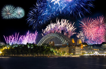 Naklejka premium Sydney Harbour Bridge New Years Eve fireworks, colourful fire works lighting the night skies with vivid multi colours