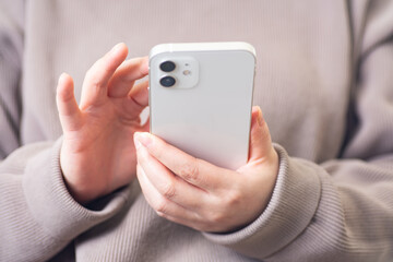 スマホを操作する女性イメージ01