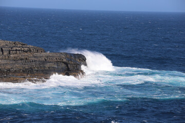 Naklejka premium waves crashing on rocks